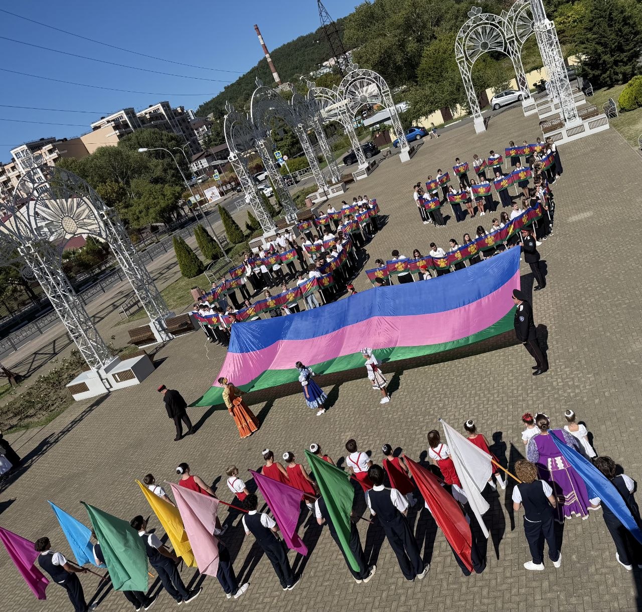 «Мы — дети Кубани»: патриотическая акция в Лазаревском районе объединила молодёжь.
